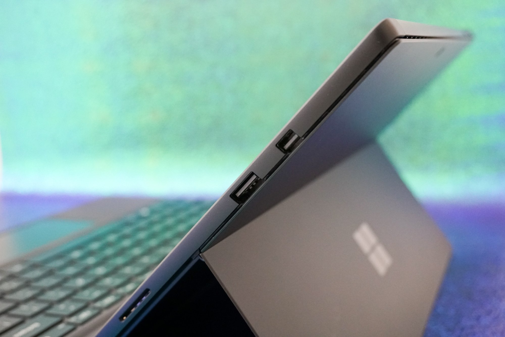Khám Phá Chi Tiết Về Microsoft Surface Pro 6 - Sức Mạnh Đỉnh Cao Trong Thiết Kế Sang Trọng Và Hiệu Năng Vượt Trội