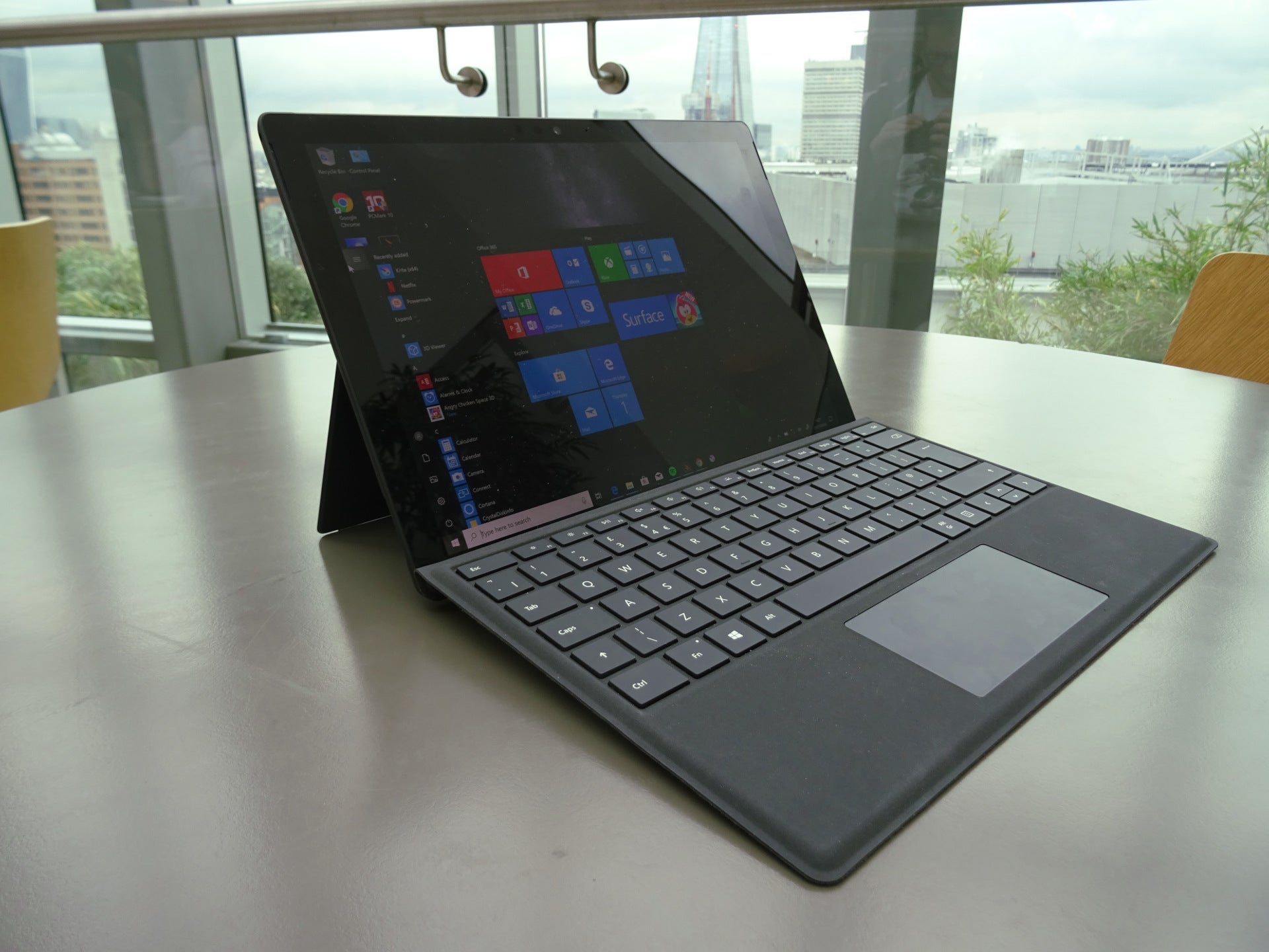 Khám Phá Chi Tiết Về Microsoft Surface Pro 6 - Sức Mạnh Đỉnh Cao Trong Thiết Kế Sang Trọng Và Hiệu Năng Vượt Trội